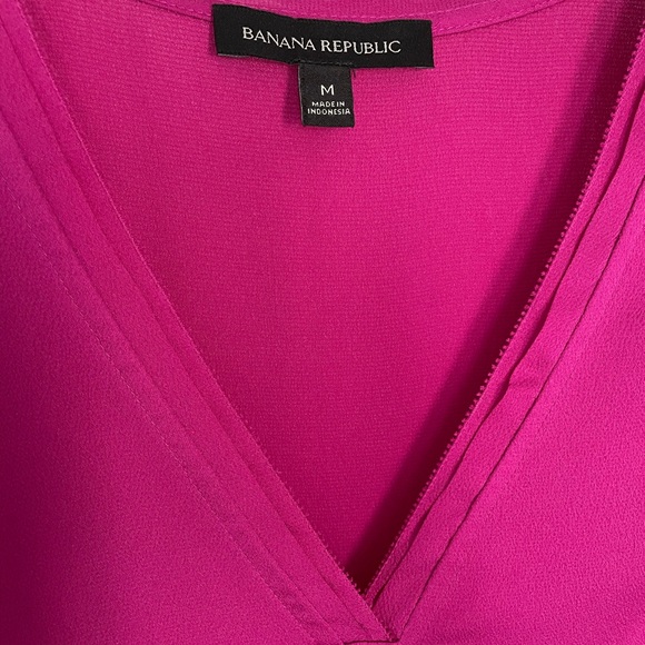 Banana Republic magenta v-neck sleeveless top - Picture 2 of 6